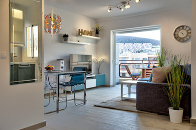 Mittelgroßes, Offenes Modernes Wohnzimmer ohne Kamin mit weißer Wandfarbe, Keramikboden, freistehendem TV und beigem Boden in Düsseldorf