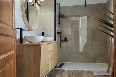 Cette photo montre une salle d'eau longue et étroite et beige et blanche exotique de taille moyenne avec une douche à l'italienne, un carrelage beige, un sol en carrelage imitation parquet, une vasque, un plan de toilette en bois et meuble double vasque.