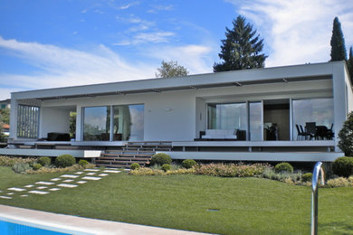 Mid-sized contemporary exterior in Venice.