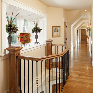 Idéer för att renovera en vintage hall, med beige väggar, mellanmörkt trägolv och gult golv