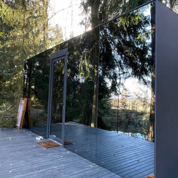 Glamping Cabin with Mirror-Finish Facade – Lakeside Retreat in Czech Republic