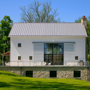 Foto de fachada blanca de estilo de casa de campo