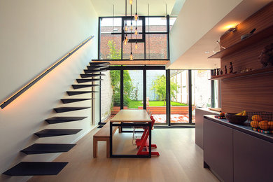This is an example of a contemporary dining room in Brussels.