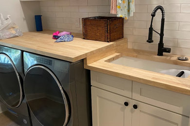 Example of a minimalist laundry room design in Chicago