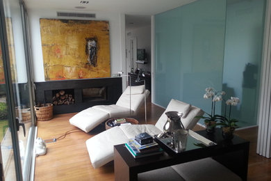 This is an example of a contemporary family room in Madrid.