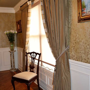 Réalisation d'une salle à manger tradition de taille moyenne et fermée avec un sol en bois brun, aucune cheminée et mur métallisé.