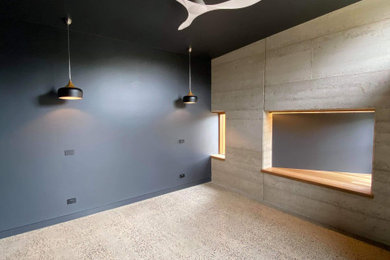 メルボルンにある中くらいなインダストリアルスタイルのおしゃれな主寝室 (黒い壁、コンクリートの床、グレーの床) のインテリア