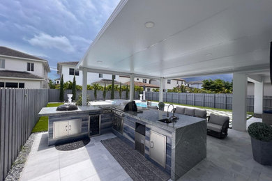 Minimalist backyard patio kitchen photo in Miami