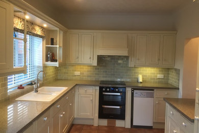 Foto de cocina actual de tamaño medio con fregadero integrado, armarios estilo shaker, puertas de armario beige y encimera de cuarcita