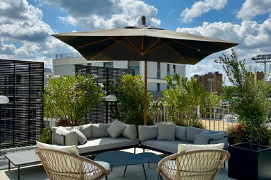 Cette image montre une grande terrasse latérale minimaliste.