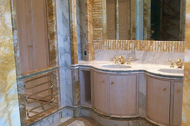 Ispirazione per una stanza da bagno padronale chic con ante a filo, ante in legno chiaro, zona vasca/doccia separata, lastra di pietra, pavimento in marmo, lavabo sottopiano e top in marmo