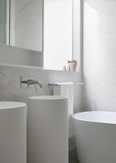 现代浴室由smarterBATHROOMS +