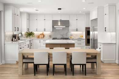 Example of a kitchen design in San Diego