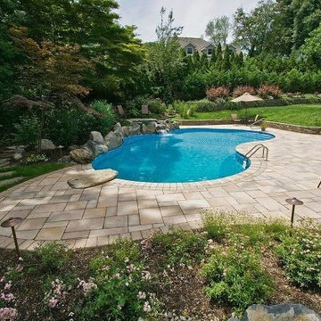Free-form Patio Looks Natural (Manhasset/NY):
