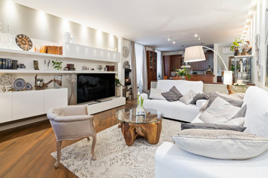 Idee per un grande soggiorno contemporaneo stile loft con pareti multicolore, pavimento in gres porcellanato, camino sospeso, cornice del camino in metallo, parete attrezzata, pavimento marrone e soffitto ribassato
