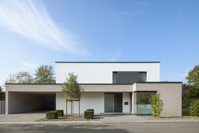Modern two-storey white exterior in Cologne with a flat roof.