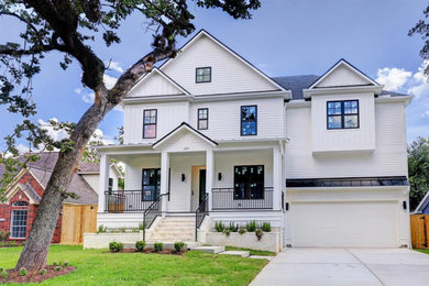 Large elegant white three-story concrete fiberboard house exterior photo in Houston