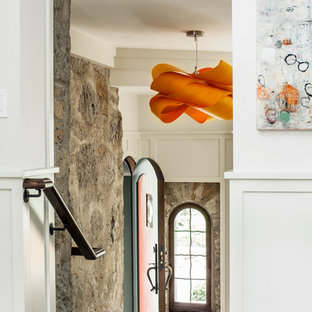 Exempel på en eklektisk ingång och ytterdörr, med vita väggar och en röd dörr