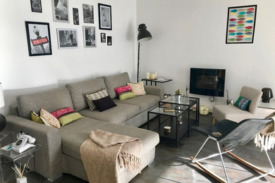 Aménagement d'une grande salle de séjour contemporaine ouverte avec un mur blanc, une cheminée standard et un sol gris.