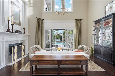 Example of a dining room design in Miami
