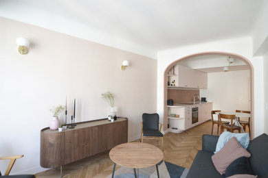Cette image montre un salon minimaliste fermé avec un mur beige.
