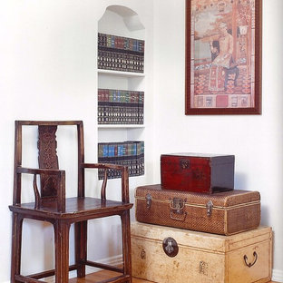 Asiatisk inredning av en hall, med vita väggar och mellanmörkt trägolv