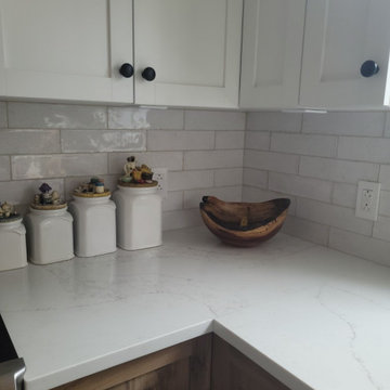 Perfect 2 tones kitchen with White quartz with gold veins Zenith Epitome