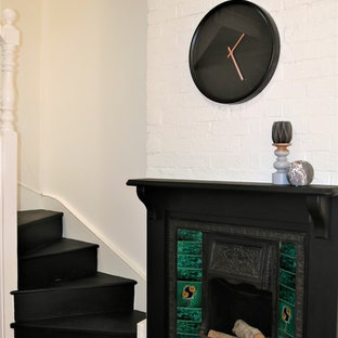 ニューカッスルの小さいヴィクトリアン調 LDKの画像 (グレーの壁、淡色無垢フローリング、標準型暖炉、木材の暖炉まわり)