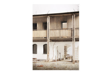 Modelo de fachada de piso marrón y gris de estilo de casa de campo pequeña de tres plantas con revestimiento de madera, tejado de un solo tendido, tejado de metal y tablilla