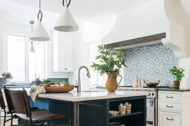 Kitchen - kitchen idea in Chicago