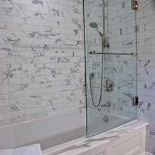Hall Bathroom: Tub