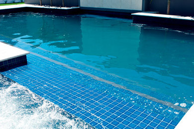 Diseño de piscina actual de tamaño medio