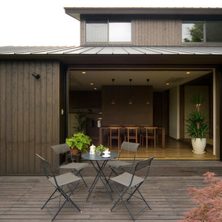 他の地域の中サイズの和風のおしゃれな横庭のデッキ (日よけなし) の写真