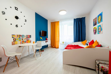 Идея дизайна: маленькая изолированная гостиная комната в современном стиле с белыми стенами и полом из ламината для на участке и в саду