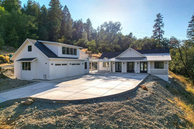Diseño de fachada de casa blanca y negra de estilo americano con panel y listón