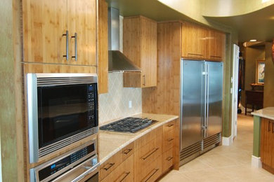 Kitchen - contemporary kitchen idea in Miami