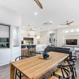 タウンズビルの広いモダンスタイルのLDKの画像 (白い壁、クッションフロア、茶色い床)