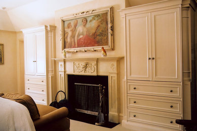 Bedroom - traditional bedroom idea in London