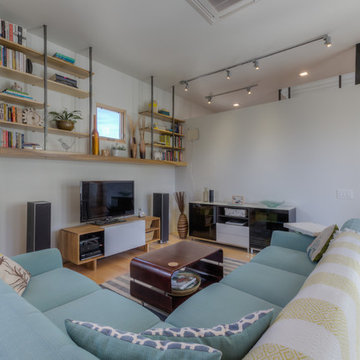 High walls allow for open custom shelving