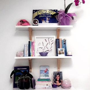 ロサンゼルスの小さいモダンスタイルのおしゃれなホームオフィス・仕事部屋 (白い壁、ラミネートの床、暖炉なし、自立型机、茶色い床) の写真