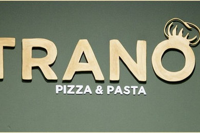 Iluminación, logotipo y distintos elementos decorativos del Restaurante Tranoi