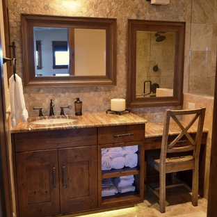 Bäder mit Kieselfliesen und Quarzit-Waschtisch Ideen, Design & Bilder