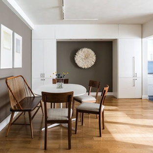 ワシントンD.C.のコンテンポラリースタイルのLDKの画像 (グレーの壁、無垢フローリング、暖炉なし)