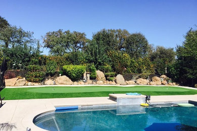 Inspiration for a traditional landscaping in Sacramento.