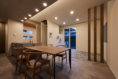大阪にあるおしゃれなキッチン (グレーのキッチンパネル、グレーの床、グレーのキッチンカウンター) の写真