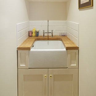 ロンドンの小さいエクレクティックスタイルのおしゃれな地下室 (全地下、白い壁、カーペット敷き、緑の床) の写真