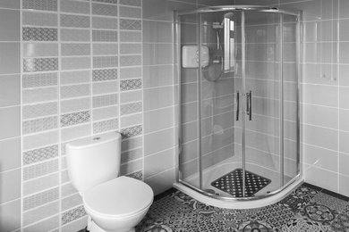 Small bathroom. Fresco Grey 22x60 & Vintage Mix 25x25