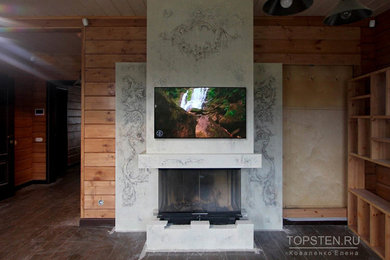 На фото: гостиная комната в стиле кантри с полом из керамической плитки, стандартным камином, фасадом камина из штукатурки и коричневым полом с