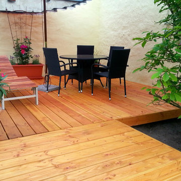 Sitzplatz mit Holzdeck