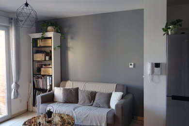 Idée de décoration pour un petit salon design ouvert avec un mur gris, un sol en carrelage de porcelaine, aucune cheminée, aucun téléviseur et un sol blanc.